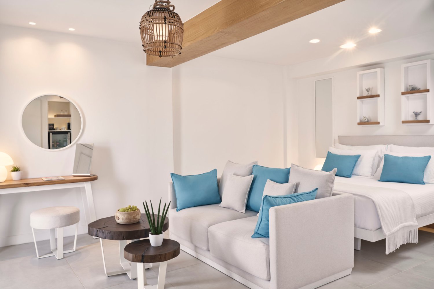 Signature Room with Jetted Tub: double bed, sofa and dressing table area
