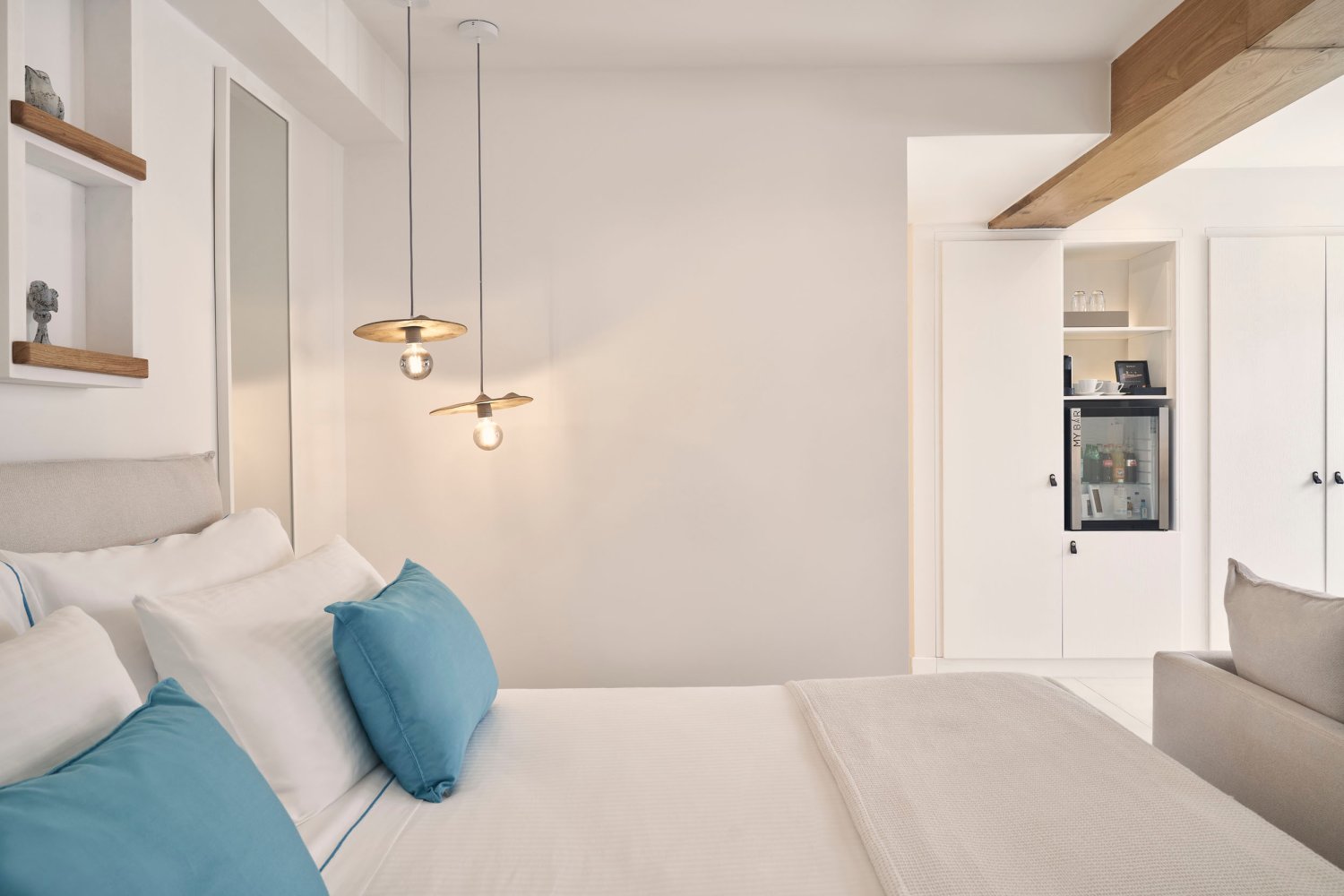 Signature Room with Jetted Tub: double bed, beer fridge and storage areas