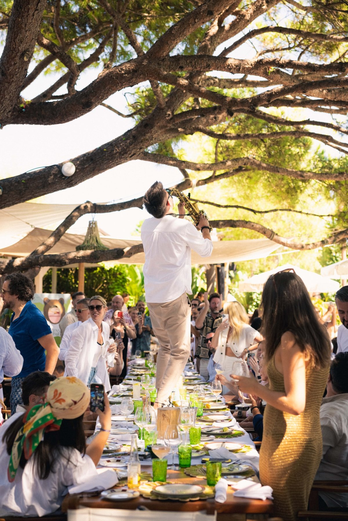 A saxophonist sets the mood atop our dining tables, turning brunch into a high-energy performance. Each note carries the carefree energy of the Côte d’Azur