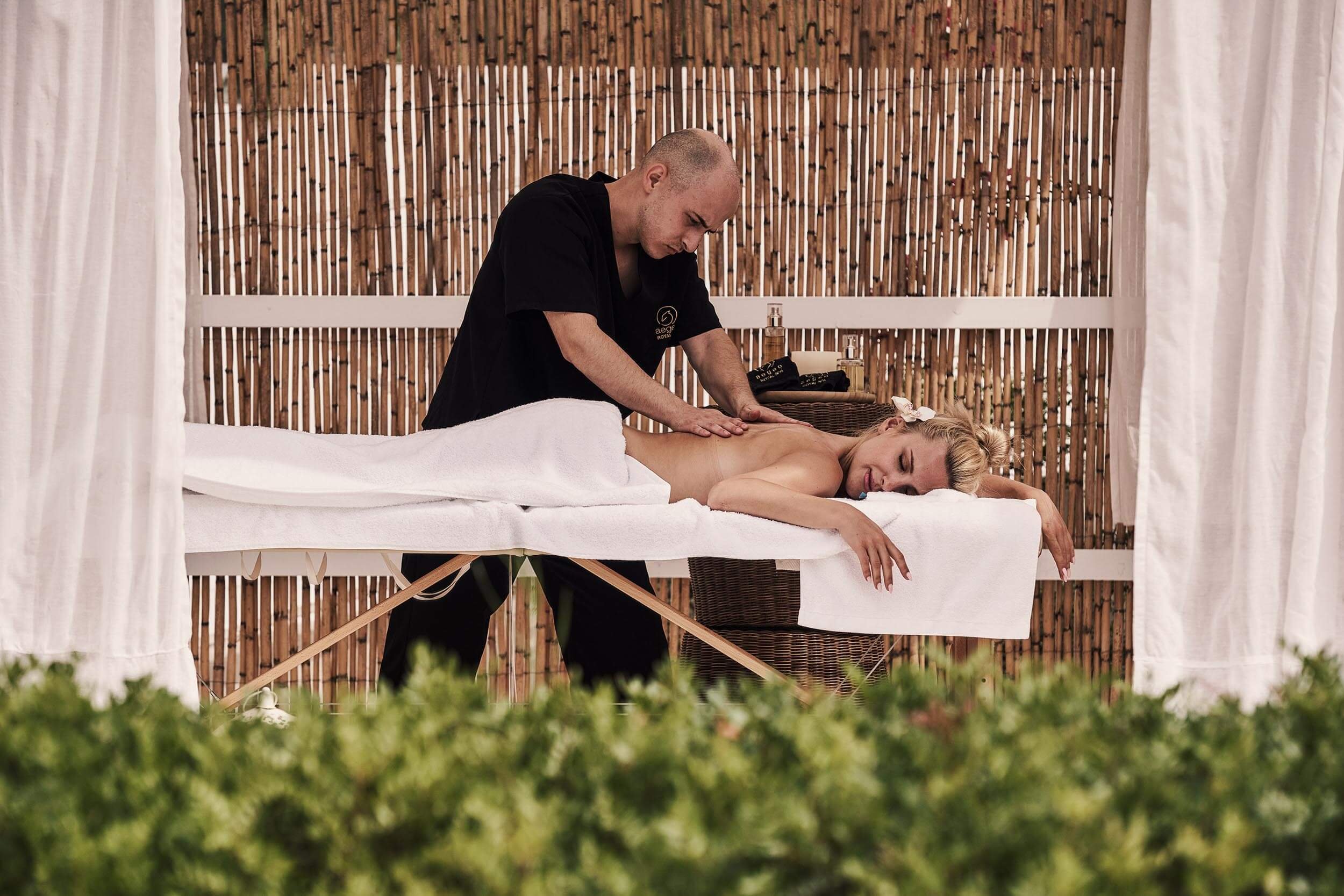 A women recieving a massage from a massage therapist