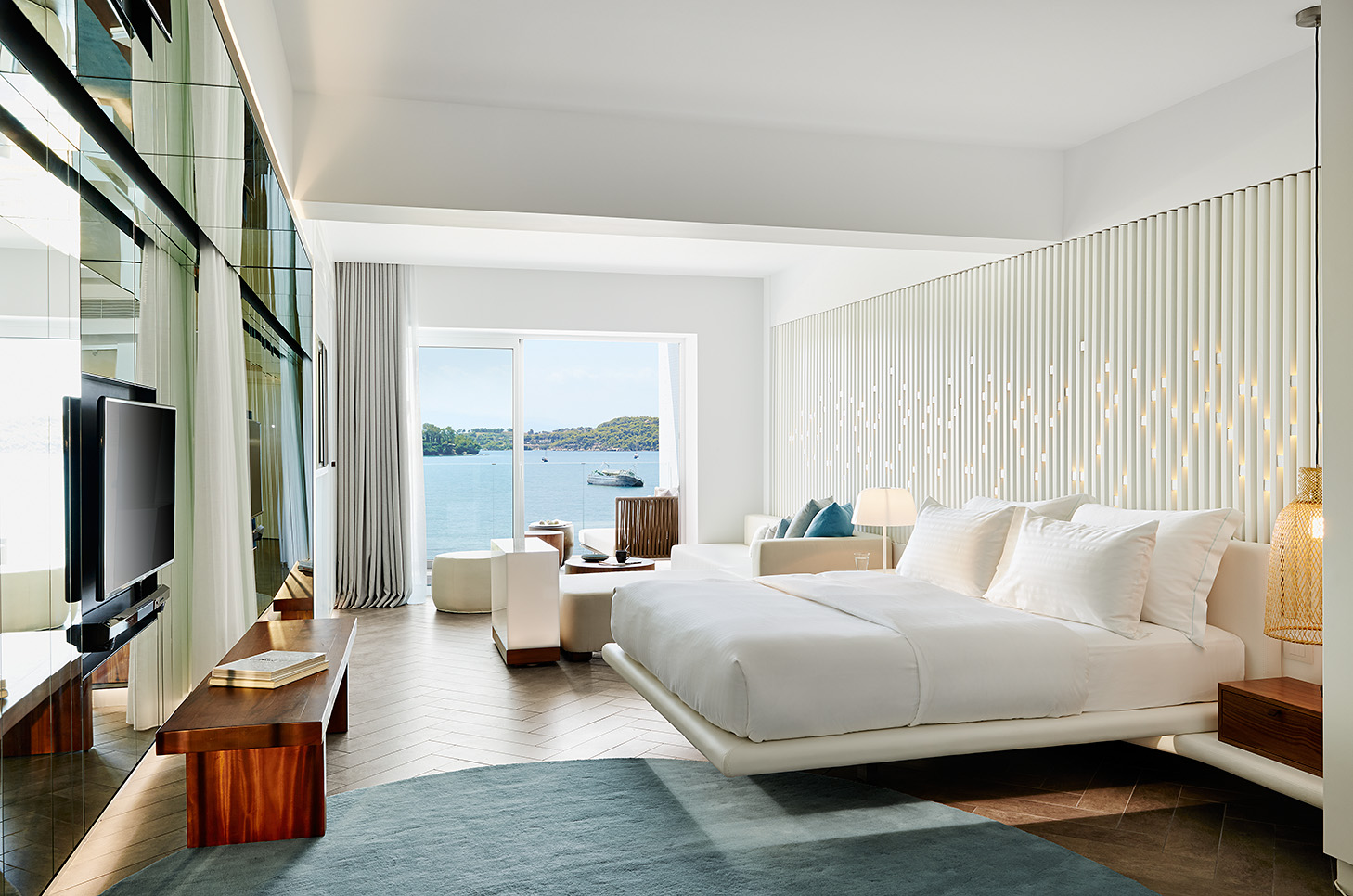 luux room with oversized bed, flatscreen TV and sofa area
