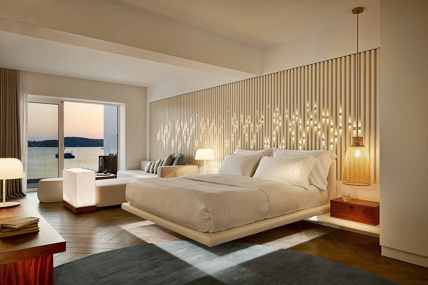 luux room with oversized bed, flatscreen TV and sofa area