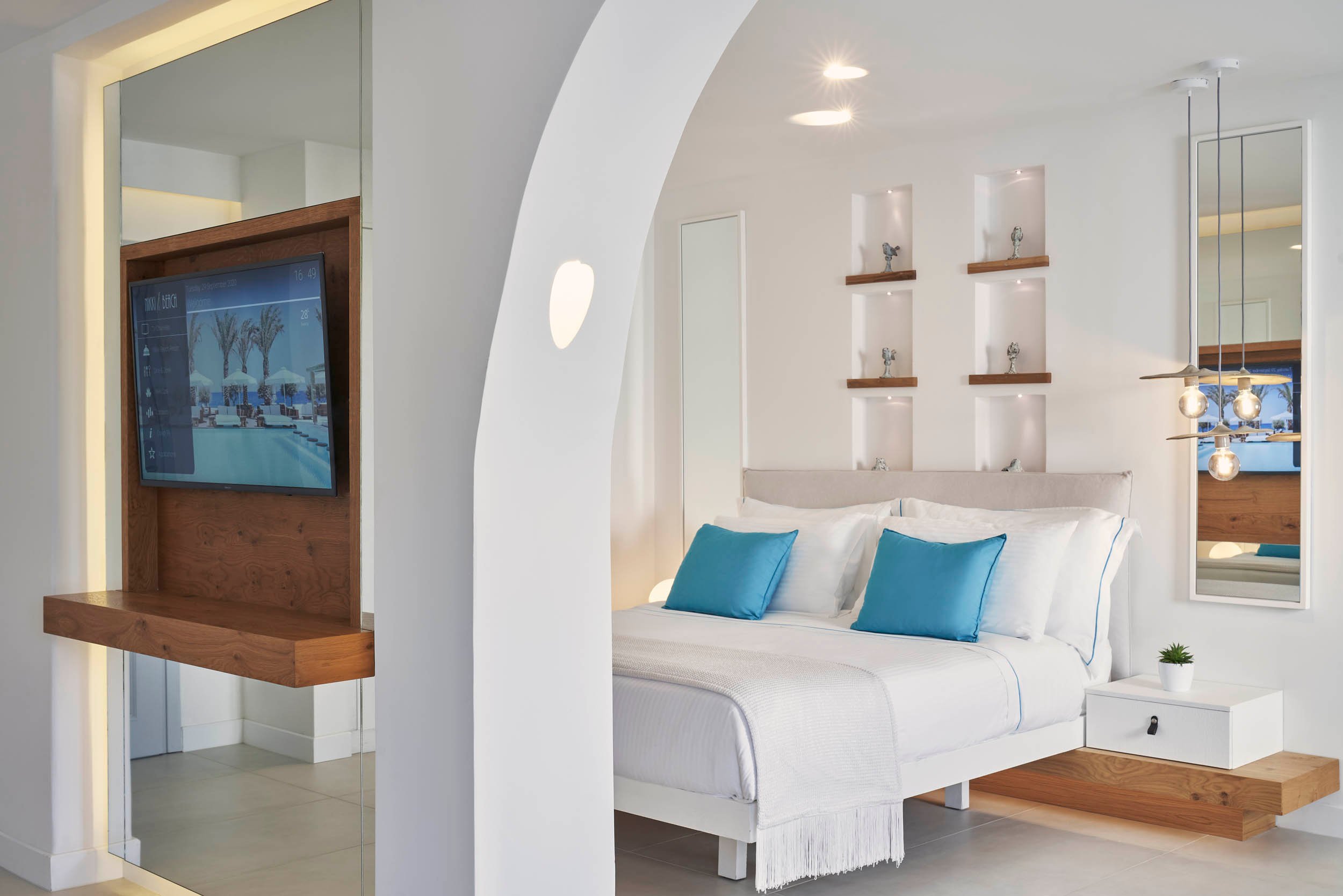 Signature Suite with Private Pool, double bed and tv