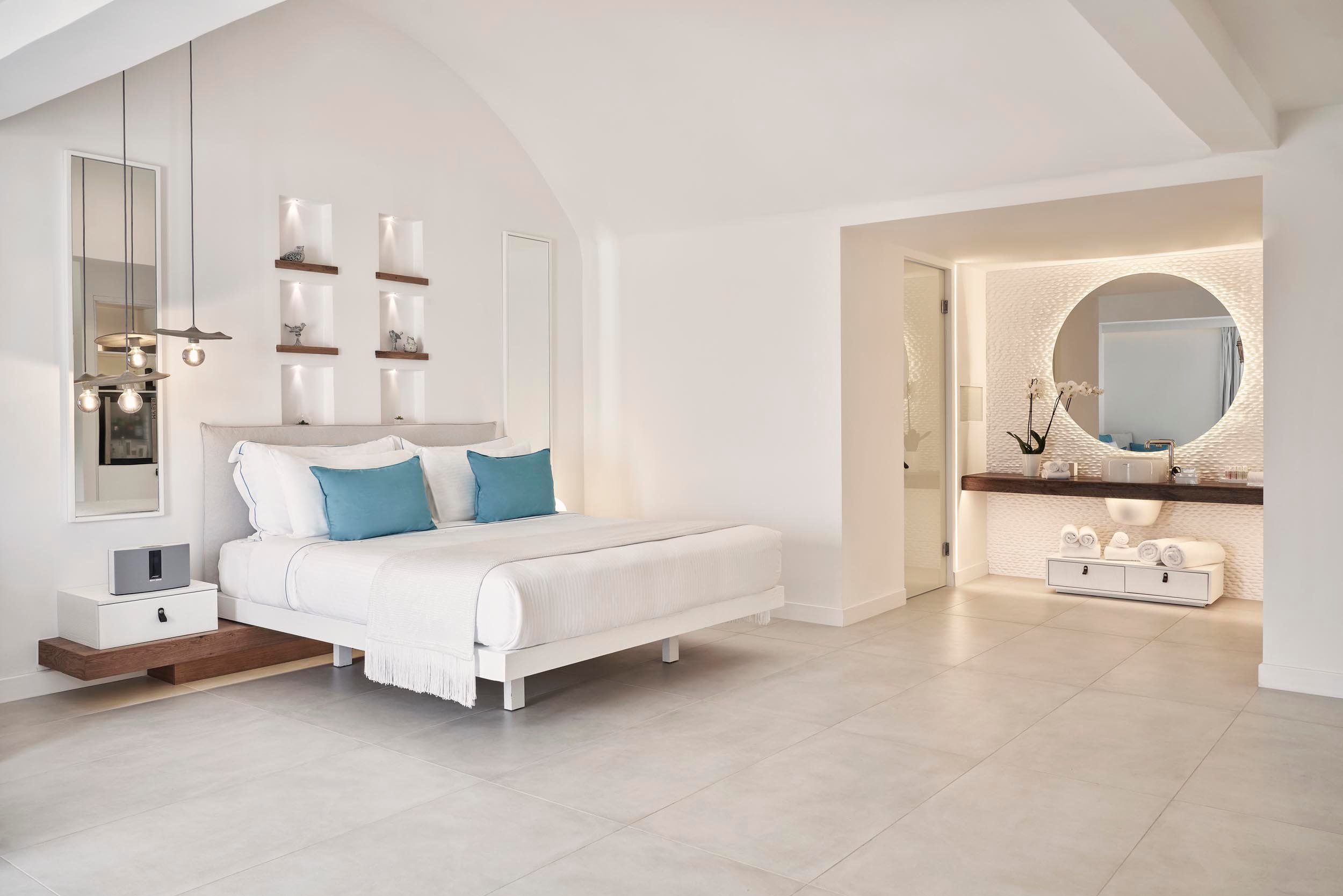 Luxury Suite with Jetted Tub & Sea View, double bed, basin and mirror area