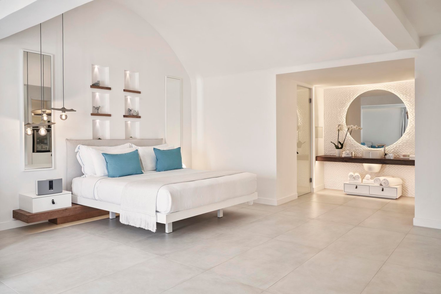 Luxury Suite with Jetted Tub & Sea View, double bed, basin and mirror area