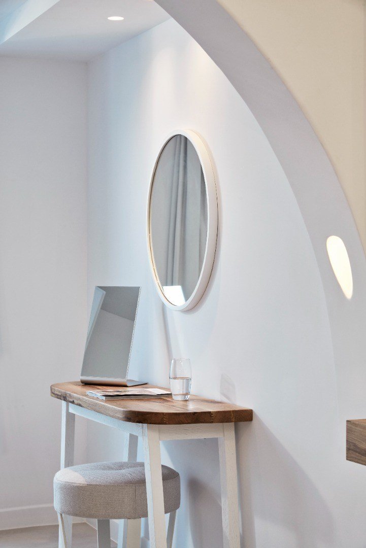 Signature Room with Private Pool: dressing table area